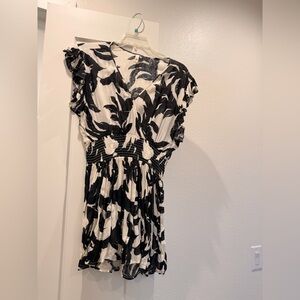 Elan Black and White Floral Blouse